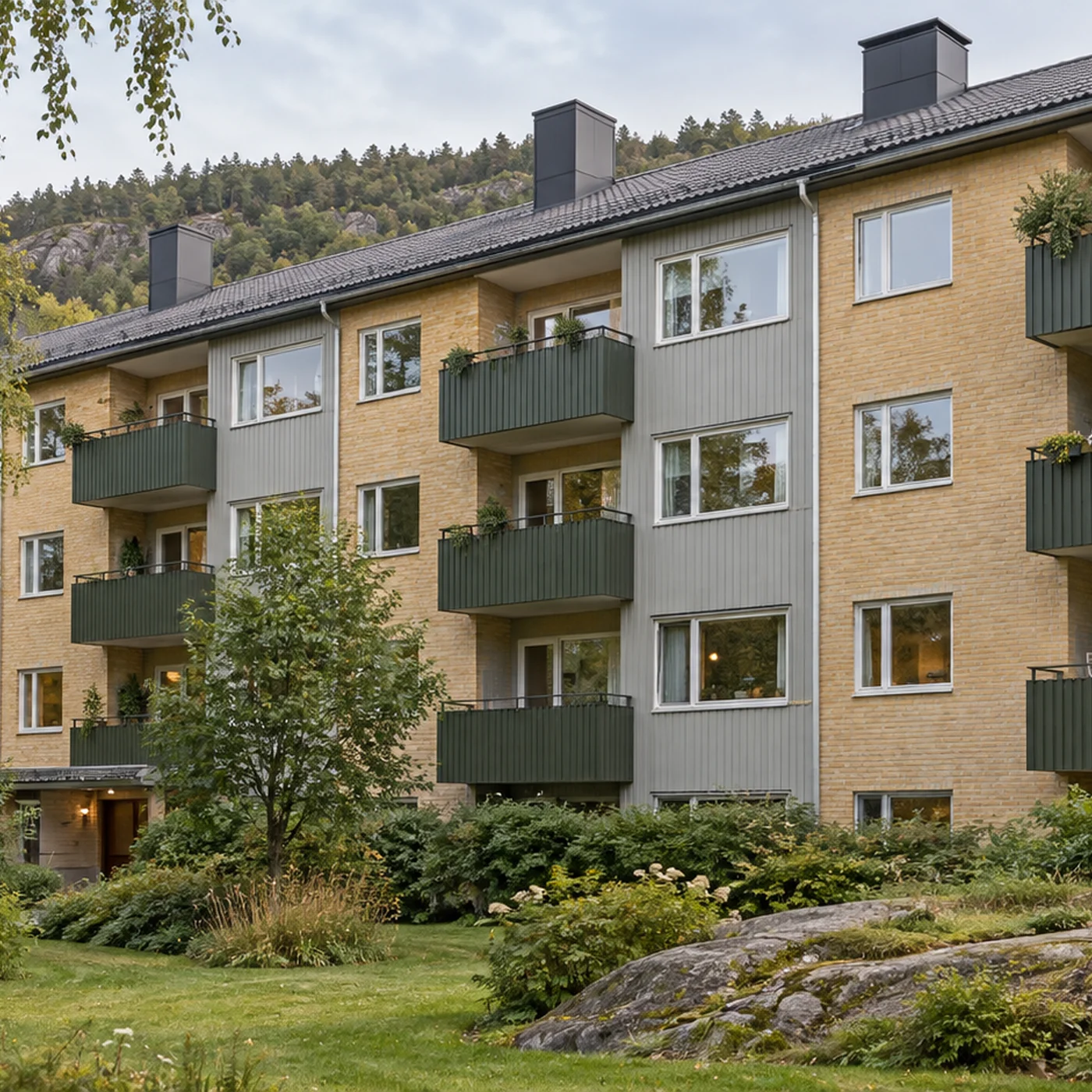 Illustrativ norsk boligblokk med tegl, trekledning og et felles grønt uteområde. KI-generert bilde.